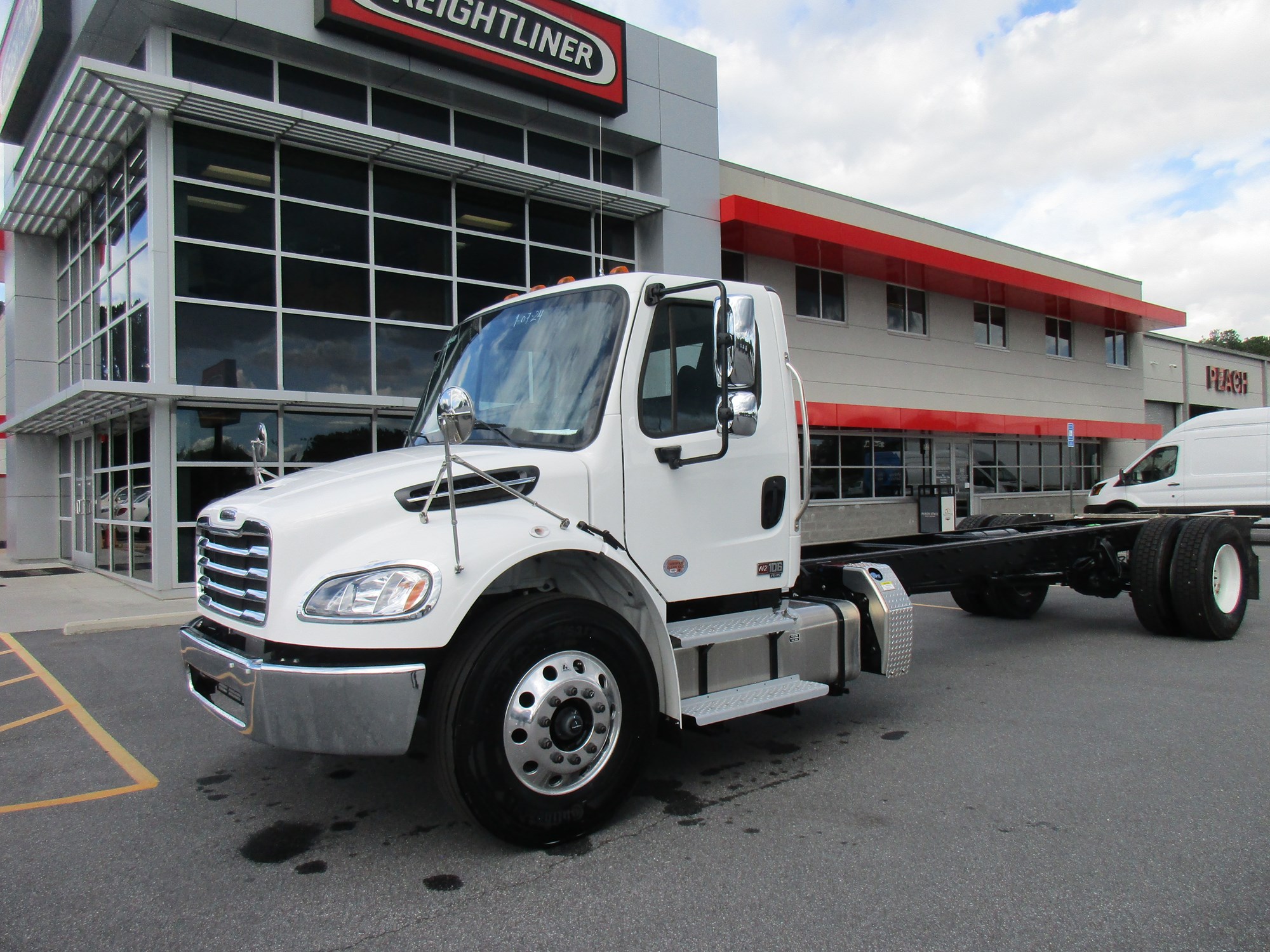 2025 FREIGHTLINER M2106