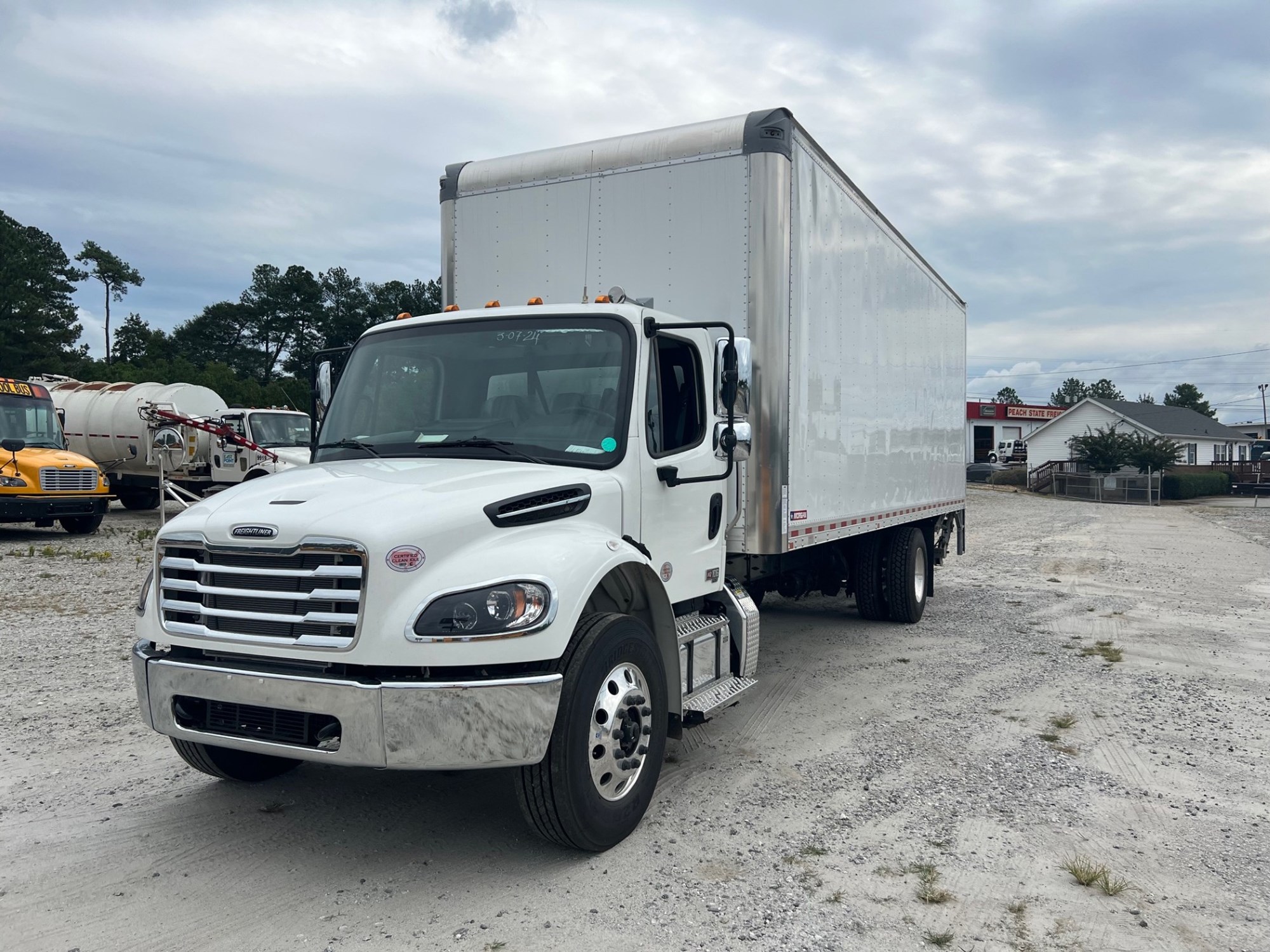 2025 FREIGHTLINER M2106