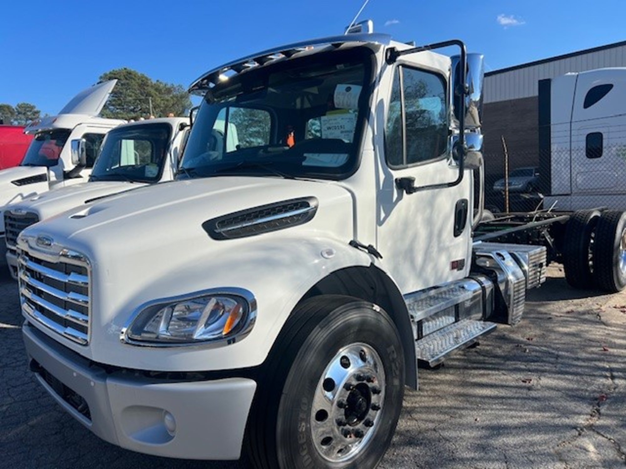 2025 FREIGHTLINER M2106