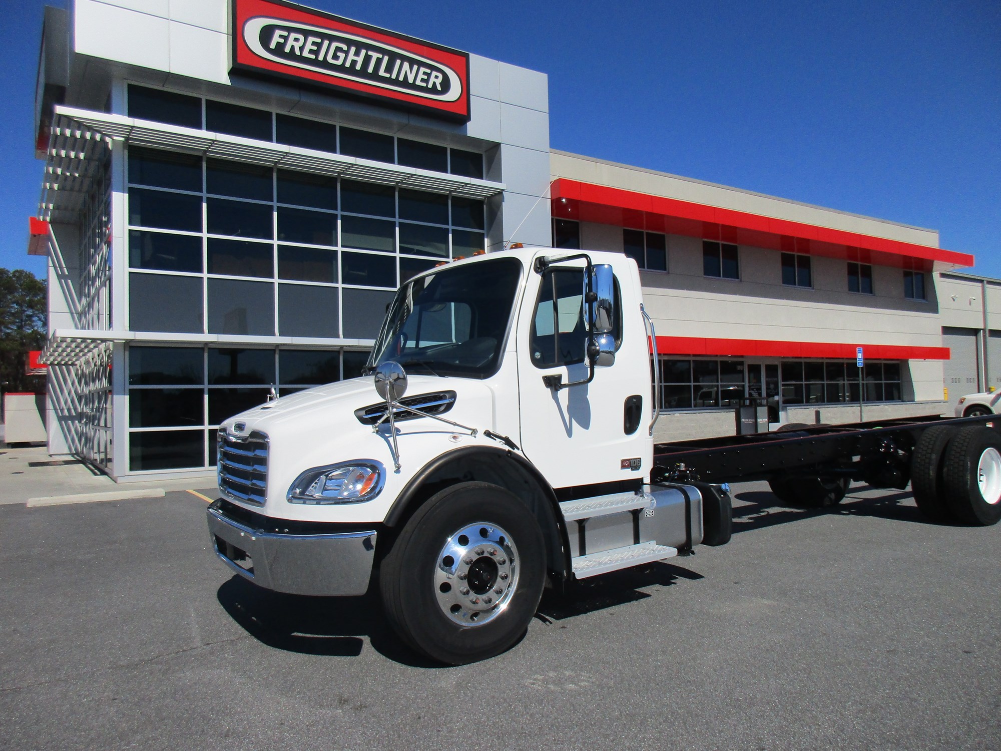 2025 FREIGHTLINER M2106